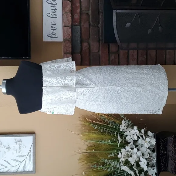 🆕️ Thalia ♡ Sodi White Ruffle Floral Lace Overlay Strapless Dress SIZE: L