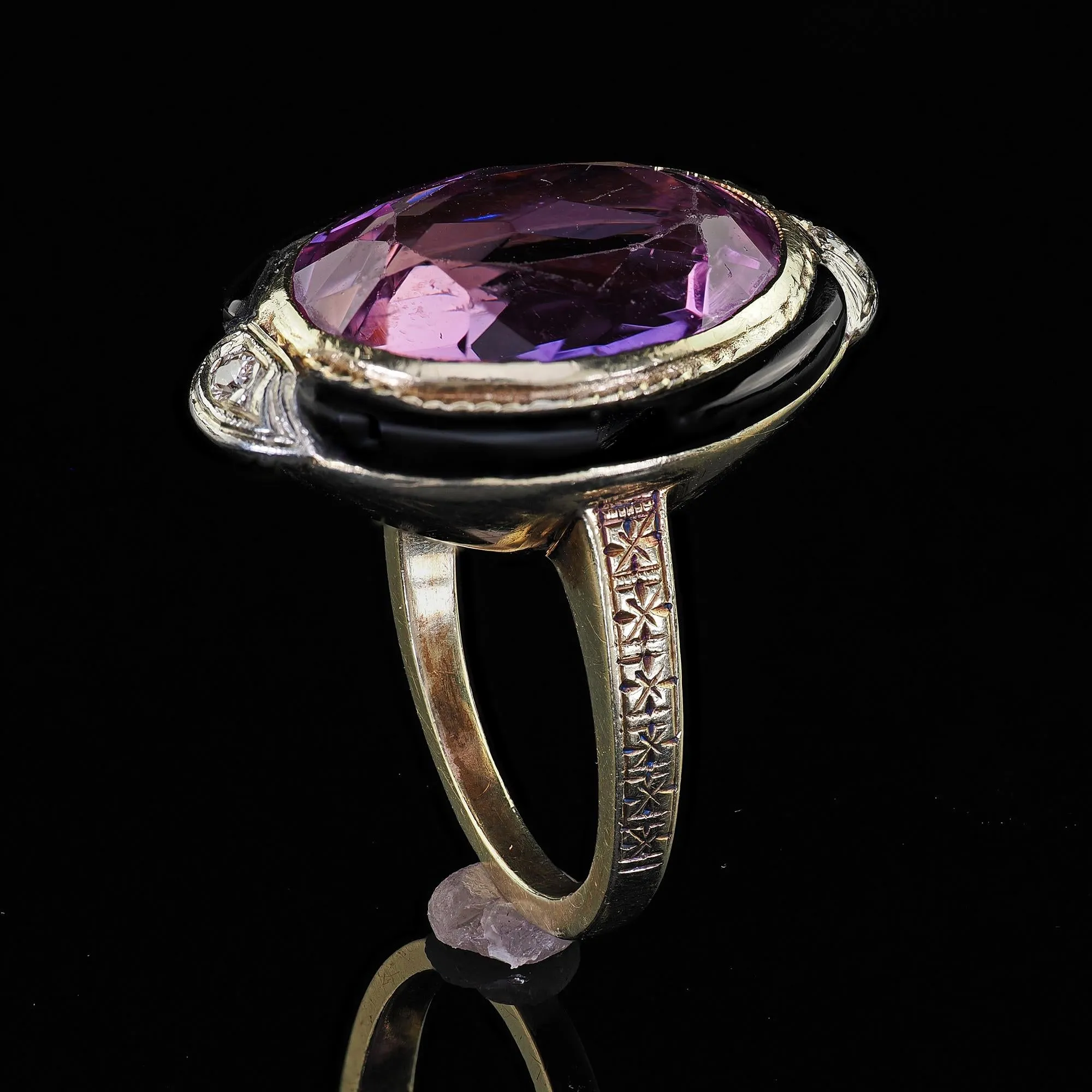 Antique Art Deco 14K Yellow Gold Amethyst and Onyx Engraved Cocktail Ring