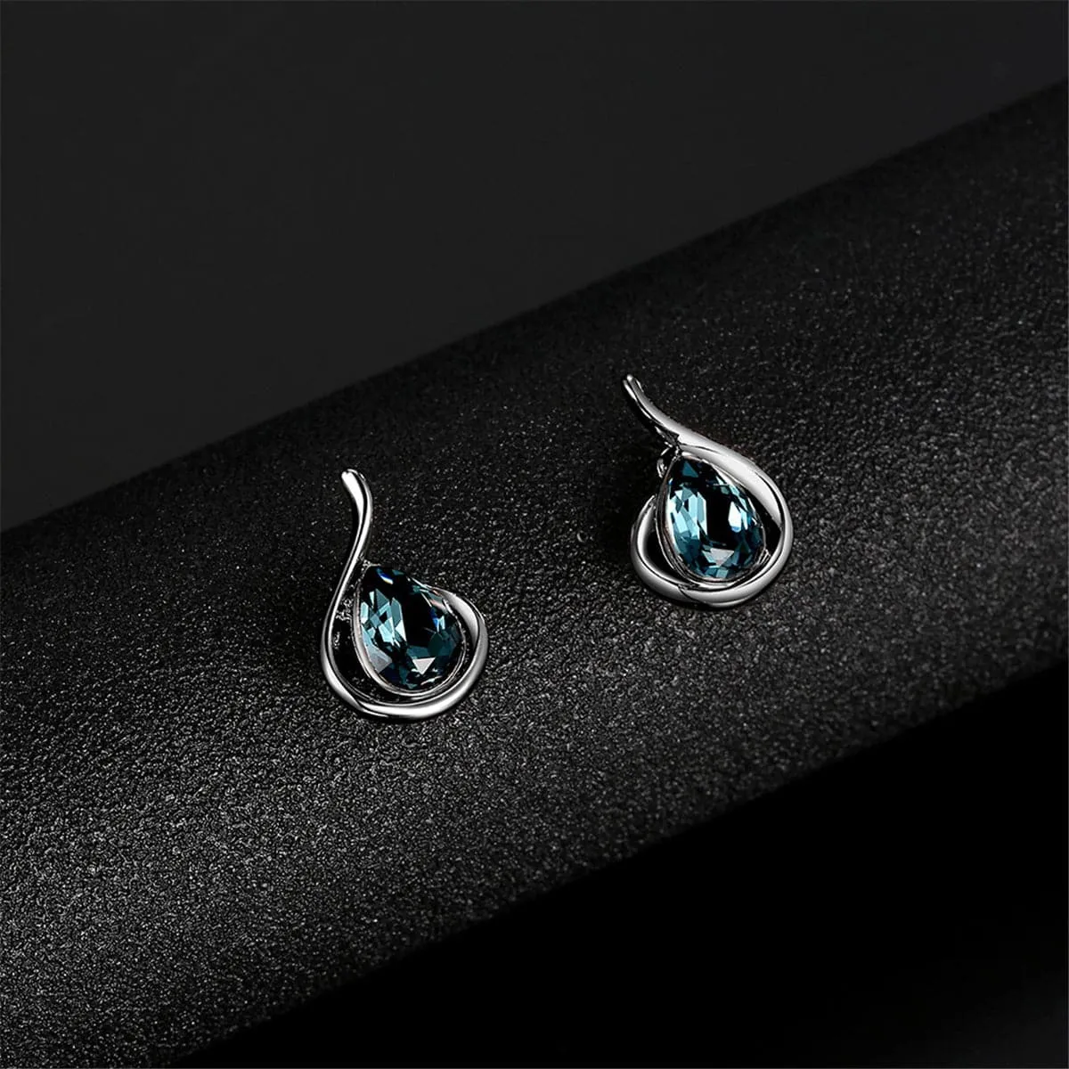 Blue & Silver-Plated Pear Pendant Necklace & Drop Earrings