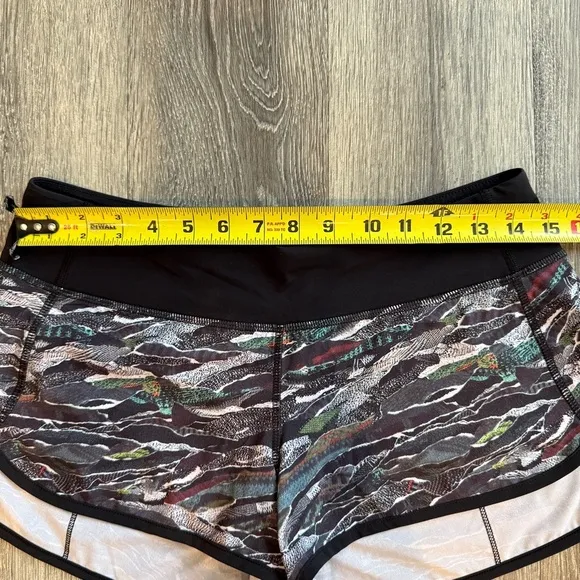 Lululemon Speed Short 2.5” Women's Black Patterned Shorts Size 6