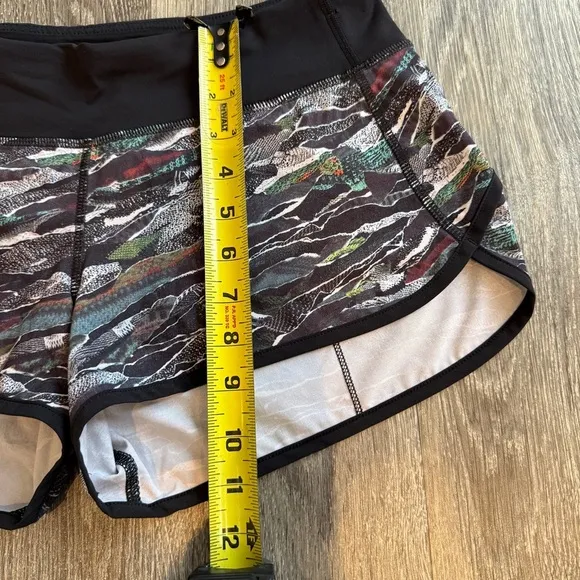 Lululemon Speed Short 2.5” Women's Black Patterned Shorts Size 6