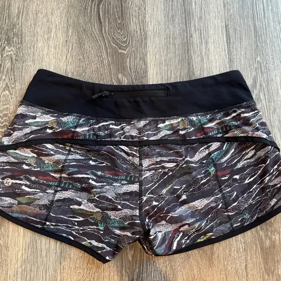 Lululemon Speed Short 2.5” Women's Black Patterned Shorts Size 6