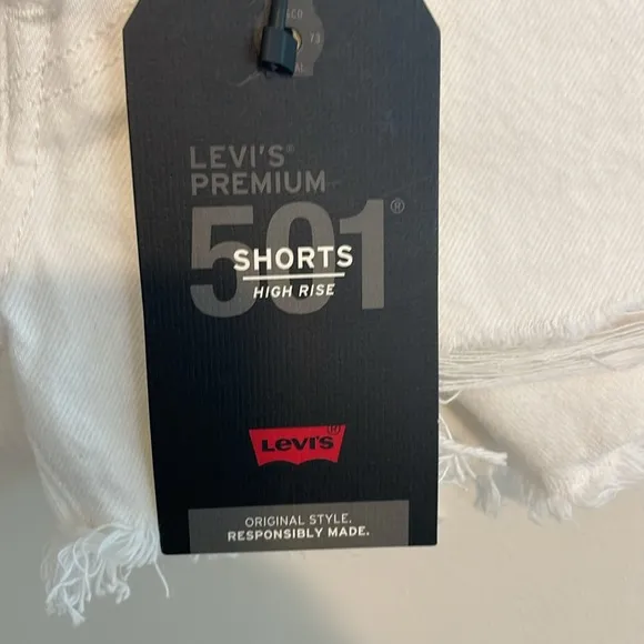 NWT Levi's Women's White Denim High Rise Fitted through the Hip Shorts 25