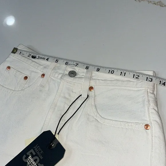 NWT Levi's Women's White Denim High Rise Fitted through the Hip Shorts 25