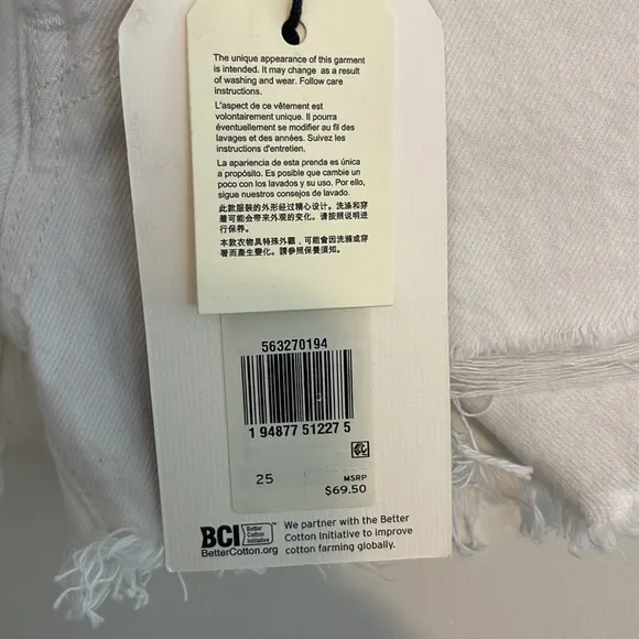 NWT Levi's Women's White Denim High Rise Fitted through the Hip Shorts 25