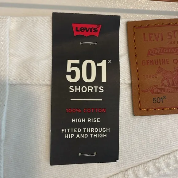 NWT Levi's Women's White Denim High Rise Fitted through the Hip Shorts 25
