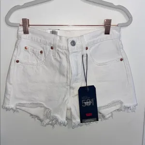 NWT Levi's Women's White Denim High Rise Fitted through the Hip Shorts 25