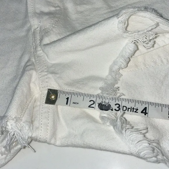 NWT Levi's Women's White Denim High Rise Fitted through the Hip Shorts 25