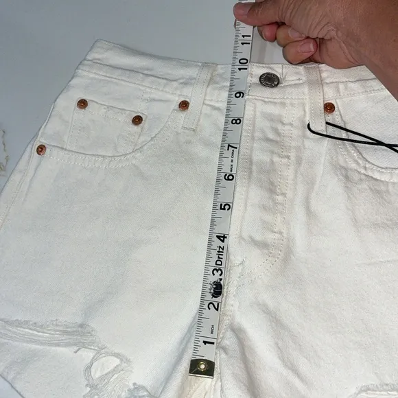 NWT Levi's Women's White Denim High Rise Fitted through the Hip Shorts 25