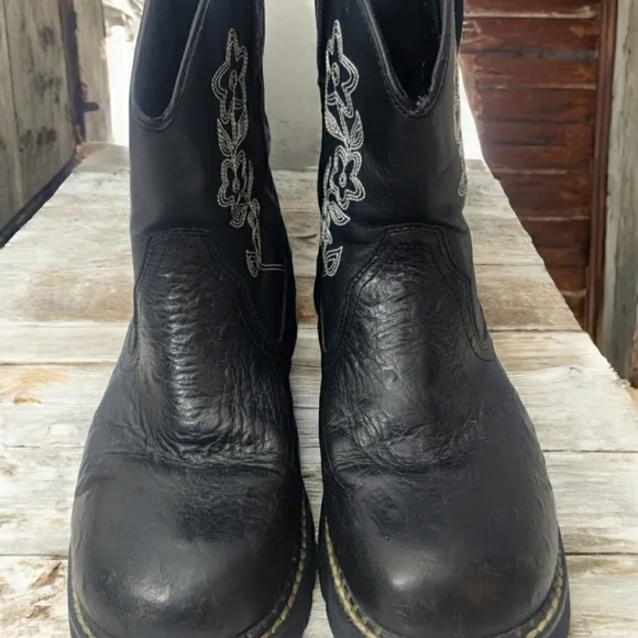 Ropers women's size 11 faux  ostrich with etched flowers. In excellent cond.