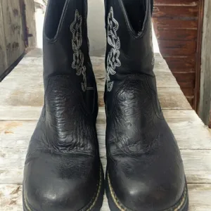 Ropers women's size 11 faux  ostrich with etched flowers. In excellent cond.