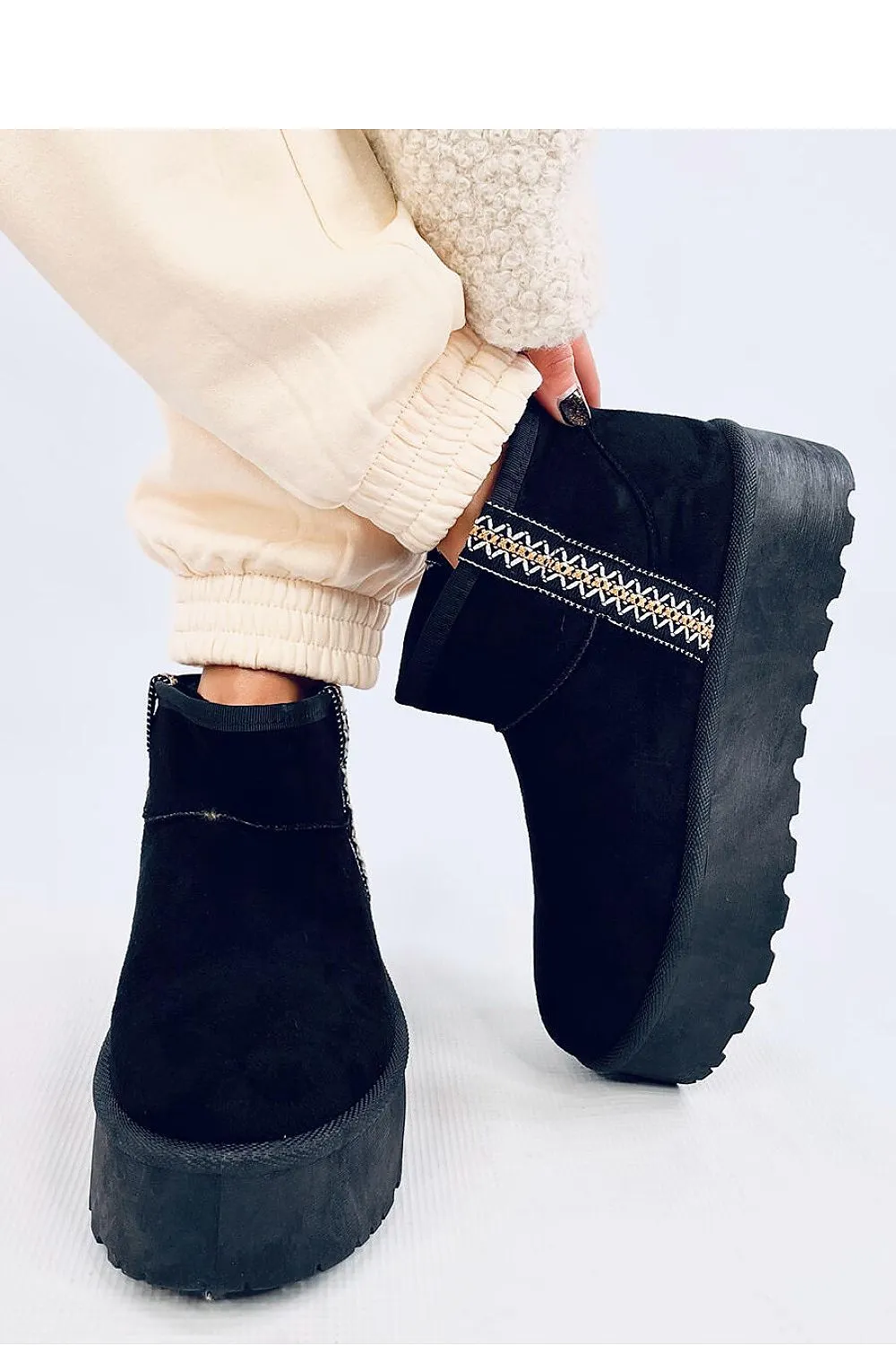 Snow boots