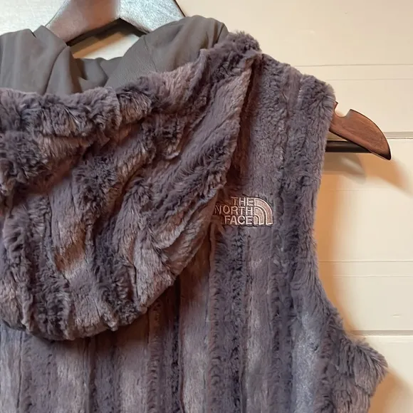 The North Face Women's Faux Furry Zip Up Hooded Vest Size S.