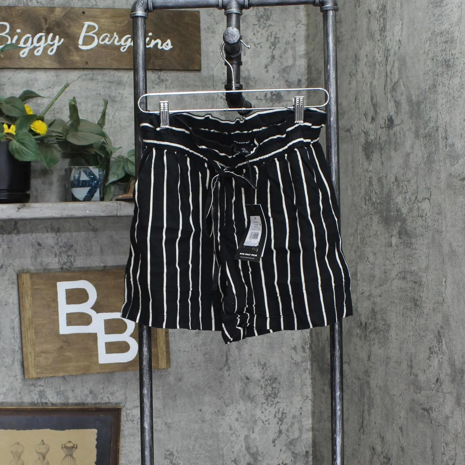 Who What Wear Women's High-Rise Paperbag Shorts 84202259 Matte Black Striped XS