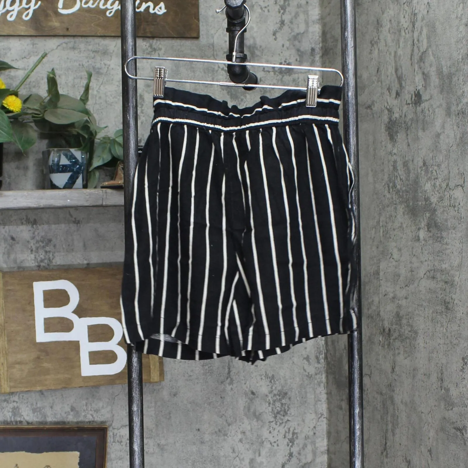 Who What Wear Women's High-Rise Paperbag Shorts 84202259 Matte Black Striped XS