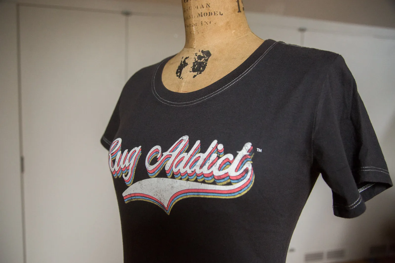 Women's Charcoal Retro Letter Fine Scoop Neck T-Shirt (Contrast Stitch)